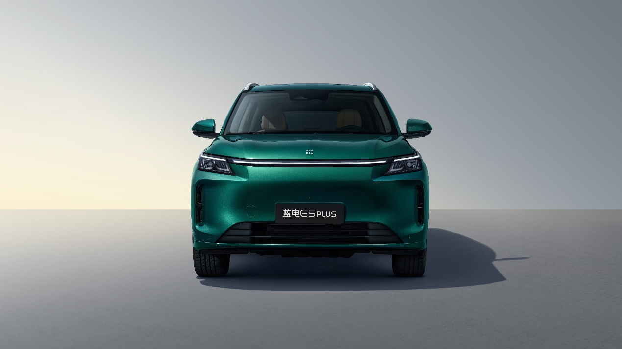 藍(lán)電E5 PLUS上新了，一口價(jià)9.98萬，10萬內(nèi)唯一165km長續(xù)航插混SUV